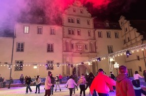 Tourist-Information Bad Mergentheim: Ein Hauch von Manhattan in Bad Mergentheim -Eislaufbahn im Schlosshof als Highlight des städtischen „Winterzaubers“ - „Lichterwelten“ sorgen bis 2025 für besonderes Flair
