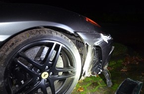 Kreispolizeibehörde Herford: POL-HF: Auto prallt gegen Baum - Polizei sucht Unfallbeteiligten oder Zeugen