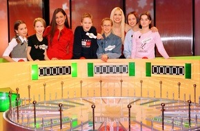 Kabel Eins: Große Bescherung und glänzende Augen beim "Glücksrad": Sonya Kraus und Jana Ina präsentieren das "Kinder-Glücksrad" am Sonntag, 23.12.2001, bei Kabel 1