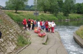 Feuerwehr Essen: FW-E: Boot gekentert -  Drei verletzte Personen