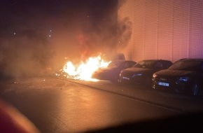 Feuerwehr Dortmund: FW-DO: Vier brennende Autos an einem Autohaus an der B1