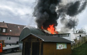 Kreisfeuerwehrverband Calw e.V.: KFV-CW: Kfz-Werkstatt im Vollbrand. Eine Person leicht verletzt.