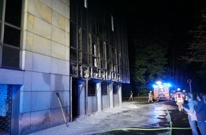 Feuerwehr Ratingen: FW Ratingen: Umfangreiche Gebäudeschäden bei Brand in Ratingen-Mitte