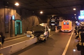 Feuerwehr und Rettungsdienst Bonn: FW-BN: Verkehrsunfall im Bad Godesberger Straßentunnel - eine Feuermeldung bestätigte sich zum Glück nicht.