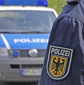 BPOL-KS: Holzbretter und Betonplatten auf Gleise gelegt - Bundespolizei ermittelt
