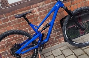 Polizeiinspektion Göttingen: POL-GÖ: (267/2021) Am helllichten Tag mitten in Göttingen - Unbekannte stehlen hochwertiges Mountainbike in der Reitstallstraße