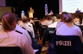 Polizei Duisburg: POL-DU: Huckingen: Geschafft! - 198 Kommissaranwärterinnen und -anwärter beenden ihr duales Studium bei der Polizei Duisburg