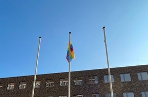 Polizeipräsidium Trier: POL-PPTR: IDAHOBIT - Polizeipräsidium hisst Flagge