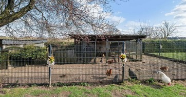 H&auml;user mit H&uuml;hnerstall &ndash; gefunden mit der KI-Suche