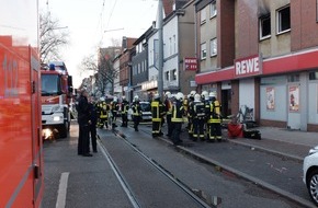 Feuerwehr Gelsenkirchen: FW-GE: Wohnungsbrand in Gelsenkirchen Erle; 9 verletzte Personen, hoher Sachschaden