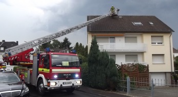 Feuerwehr Dortmund: FW-DO: Scharnhorst: Blitzeinschlag in einem Schornstein, Hausteile flogen bis 30 Meter weit durch die Luft