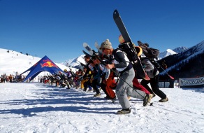 Red Bull AG: Mit Schneeschuhen hoch, auf dem Snowboard runter