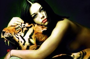 PETA Deutschland e.V.: Cosma Shiva tierisch wild! / Der PETA-Kalender 2001 liegt vor: Spektakuläre Star-Fotos