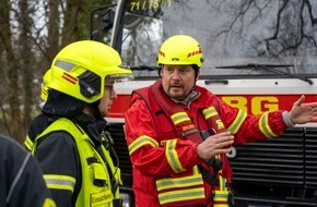 Feuerwehr Flotwedel: FW Flotwedel: PKW kommt von Fahrbahn ab und landet in Mühlengraben