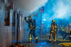 FW Menden: Gaststätte in Vollbrand - Feuerwehr rettet sechs Bewohner