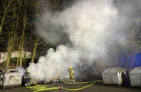 Feuerwehr Herdecke: FW-EN: Verkehrsunfall und wieder brennende Altpapiercontainer in der Nacht