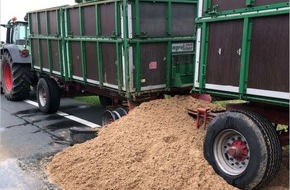 Polizei Minden-Lübbecke: POL-MI: Reifenplatzer: Traktor-Gespann verliert auf Diepholzer Straße Sand