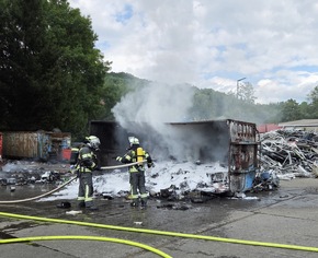 FW-AR: Brand in Recyclingbetrieb - Starke Rauchentwicklung, ein Mitarbeiter verletzt
