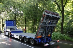 Polizei Rheinisch-Bergischer Kreis: POL-RBK: Overath - Sattelzug kollidiert mit Transporter - Zwei Personen verletzt