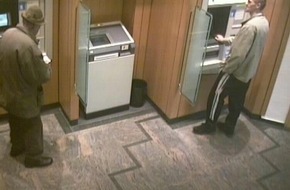 Polizeiinspektion Hameln-Pyrmont/Holzminden: POL-HOL: Mit unterschlagener EC-Karte Geld abgehoben: Wer erkennt den Täter? - Zweimal 500, -- und einmal 90, -- EUR erbeutet -