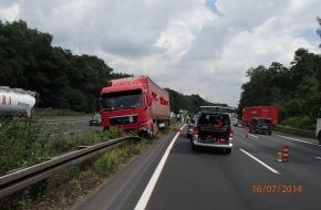 Polizei Düsseldorf: POL-D: Duisburg - A 3 in Richtung Köln - Internistischer Notfall - LKW auf Mittelschutzplanke - Fahrer leicht verletzt - Hoher Sachschaden - Verkehrsbeeinträchtigungen