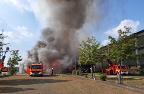Feuerwehr Mülheim an der Ruhr: FW-MH: Ehemaliger Lebensmittelmarkt im Vollbrand - Keine Personen im Gebäude - Erstmeldung