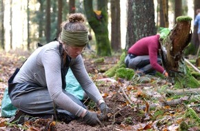 Bergwaldprojekt e.V.: Freiwillige engagieren sich mit dem Bergwaldprojekt für naturnahe Mischwälder in Sonneberg