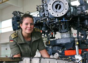 Deutsche Marine - Pressemeldung (Feature): Ohne sie fliegt nichts - eine Brandenburger Flugtechnikerin bei den Marinefliegern