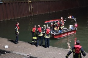Feuerwehr Gelsenkirchen: FW-GE: Amtshilfeersuchen der Wasserschutzpolizei führt zu nächtlichem Feuerwehreinsatz im Stadthafen / Verirrtes Ruderboot treibt herrenlos im Stadthafen von Gelsenkirchen
