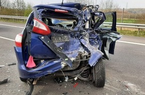 Polizeiinspektion Stade: POL-STD: Unfall auf der Autobahn 26 - zwei Autoinsassen verletzt - BAB mehrere Stunden voll gesperrt