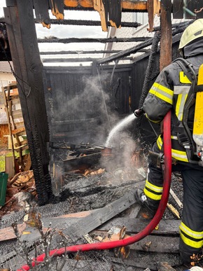 KFV Bodenseekreis: Schuppen im Vollbrand am Funkensonntag