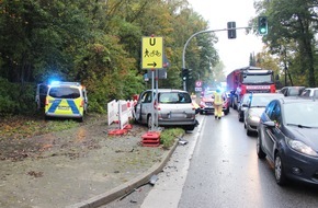 Polizei Mettmann: POL-ME: Unfall mit Beteiligung eines Streifenwagens - zwei Personen leicht verletzt - Monheim am Rhein - 2110102