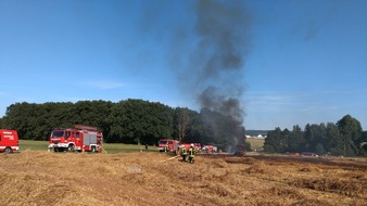 Polizeipräsidium Westpfalz: POL-PPWP: Strohballen-Presse verursacht Feldbrand