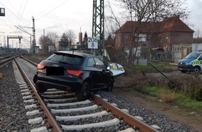 Bundespolizeiinspektion Magdeburg: BPOLI MD: 78-Jährige Autofahrerin legt Bahnverkehr lahm