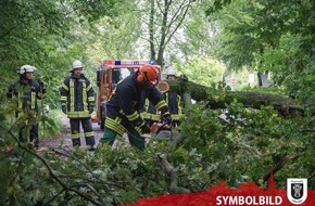 Freiwillige Feuerwehr Menden: FW Menden: Sturm "Eberhard" sorgt für arbeitsreichen Sonntag