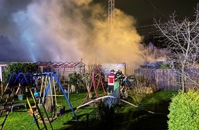 Feuerwehr Dortmund: FW-DO: 13.03.2024 - Feuer in Mengede Gartenlaube bei Brand komplett zerstört. Zwei weitere Lauben wurden beschädigt. Glücklicherweise wurde niemand verletzt.