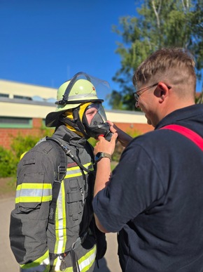 FW-WRN: Besuch der Feuerwehr an der Wiehagengrundschule: Brandschutz zum Anfassen