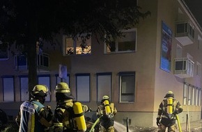 Feuerwehr Essen: FW-E: Sperrmüllbrand vor einem Mehrfamilienhaus - Feuerwehr verhindert Brandausbreitung