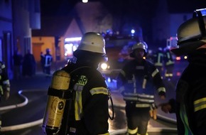 Kreisfeuerwehrverband Neunkirchen: FW LK Neunkirchen: Wohnhausbrand in Wiebelskirchen - Feuerwehr rettet Menschen mit Sprungpolster und Drehleiter
