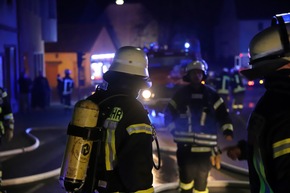 FW LK Neunkirchen: Wohnhausbrand in Wiebelskirchen - Feuerwehr rettet Menschen mit Sprungpolster und Drehleiter