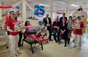 Haema Blutspendedienst: Hellersdorf: Haema Blut- und Plasmaspendezentrum wird 25 / Kai Wegner und Nadja Zivkovic feiern ein / Vierteljahrhundert Leben retten