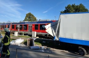 Kreisfeuerwehrverband Rendsburg-Eckernförde: FW-RD: Zug kollidiert mit LKW : Zwei Leichtverletzte