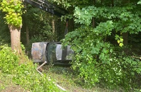 Polizei Bochum: POL-BO: Alleinunfall in Bochum: Auto überschlägt sich und landet in Straßengraben