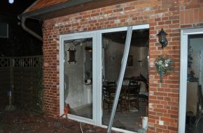 Polizeiinspektion Nienburg / Schaumburg: POL-NI: Wohnzimmer durch Gasexplosion komplett erstört - Wohnhaus nicht mehr bewohnbar -Bild im Download-
