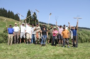 ALPENEVENT: "Bürostuhl trifft Melkschemel und Anzug auf Lederhose" - Geschäftsleute bestreiten einen Tag im Leben eines Bergbauern - BILD