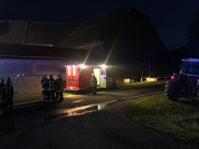 FW Borgentreich: Brand eines Spähnebunkers in Borgholz. Ein Feuerwehrmann wurde in ein Krankenhaus verbracht.