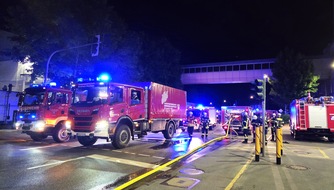 Feuerwehr der Stadt Arnsberg: FW-AR: Chemieunfall in einer Produktion für Hygienepapier - Nächtlicher Großeinsatz der Feuerwehr Arnsberg