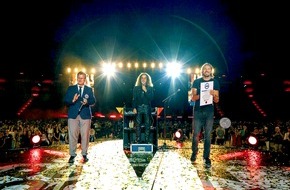 REKORD-INSTITUT für DEUTSCHLAND: Musikalischer Weltrekord in Frankfurt: einmaliges Live-Konzert der "größten Rockband der Welt" bringt 1.002 Musiker auf die Bühne