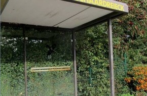 Polizeiinspektion Wilhelmshaven/Friesland: POL-WHV: Unbekannte zerstörten die Scheibe der Bushaltestelle (FOTO) im Wiesenhof - Polizei bittet um Hinweise