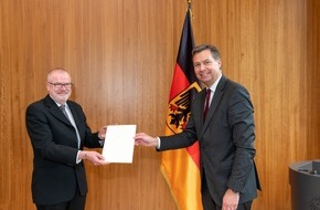 Bundespolizeipräsidium: BPOLP Potsdam: Neuer Dekan für die evangelische Bundespolizeiseelsorge - Frank Waterstraat von Bundesinnenminister Seehofer bestellt